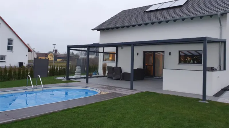 Terrassenüberdachung mit Pool im Garten