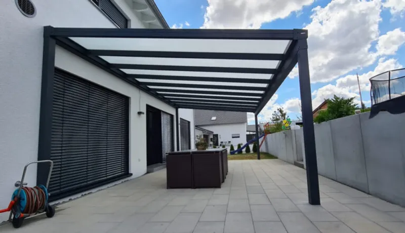 Aluminium-Terrassenüberdachung an einem Einfamilienhaus