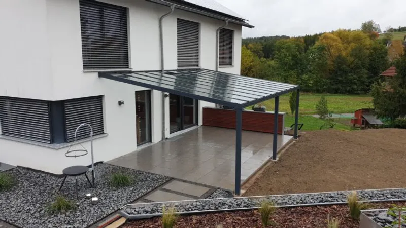 Flachdachüberdachung über einer Terrasse