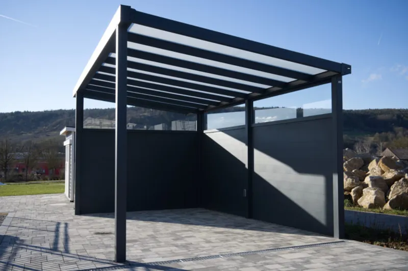 Anthrazitfarbene Terrassenüberdachung mit kompakter Box-Konstruktion