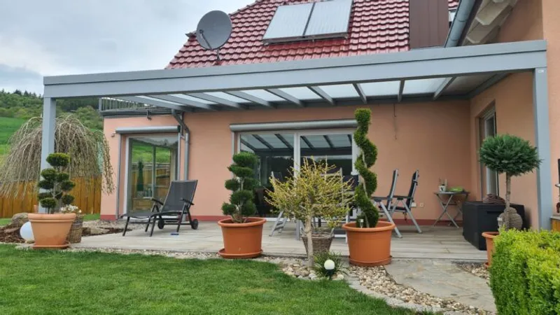Flachdachüberdachung Flat Line aus Aluminium an einem Wohnhaus