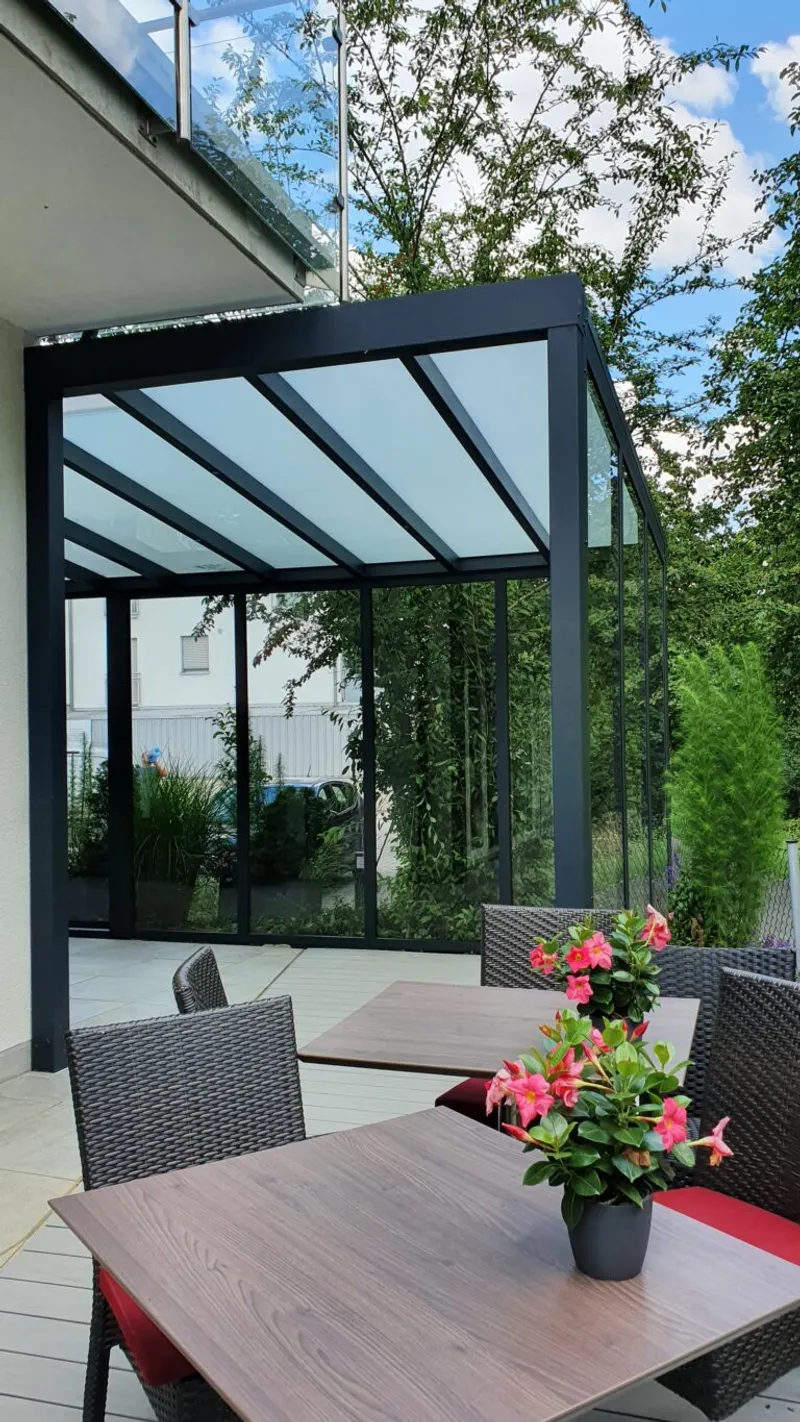 Ganzglas-Terrassenüberdachung SkyView mit VSG-Glas in Anthrazit