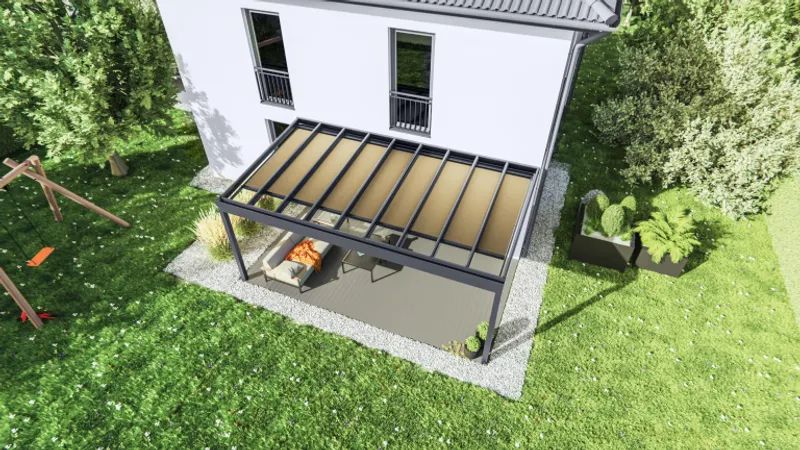 Terrassenüberdachung aus Aluminium mit Glaseindeckung über einer Terrasse